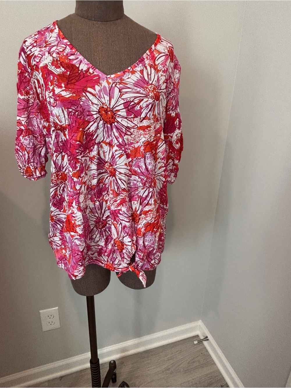 Women's Floral V-Neck Tie-Hem Blouse in Pink & Red Medium